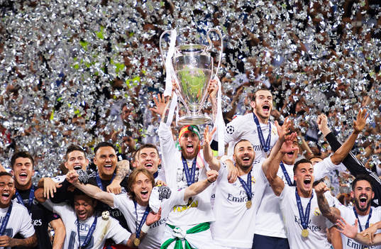 Real Madrids spelare jublar när Sergio Ramos håller upp