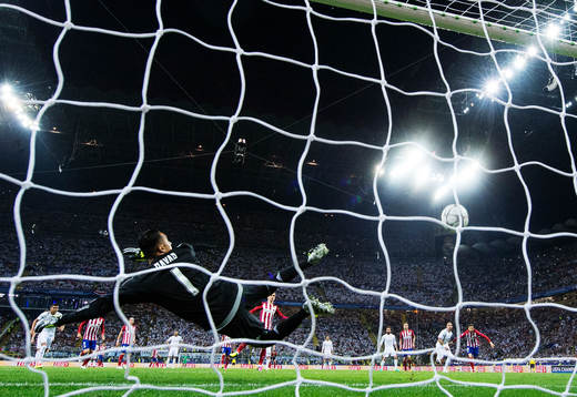 Atletico Madrids Antoine Griezmann skjuter bollen i ribban
