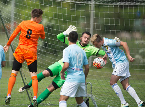 IFK Hässleholms målvakt Krenar Ejupi sekunden innan 1-0 i