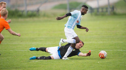 IFK Hässleholms Kojo Annor rundar Torns målvakt och gör