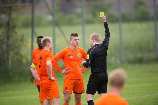 Domaren ger Torn varning i matchen i division 2 mellan Torn