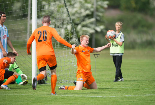 Torn har gjort 1-0 och jublar 1-0 i matchen i division 2