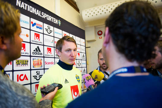 Kim Källström pratar med media i mixed zone