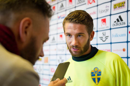 Marcus Rohdén pratar med media