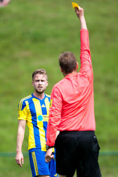 Eskilsminnes Marcus Andersson varnas av domaren Niklas