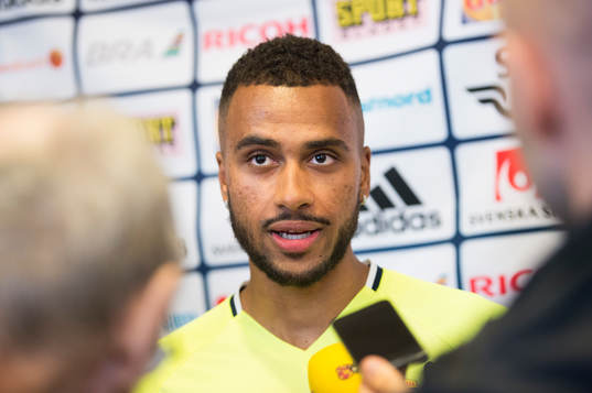 Isaac Kiese Thelin pratar med media i mixed zone