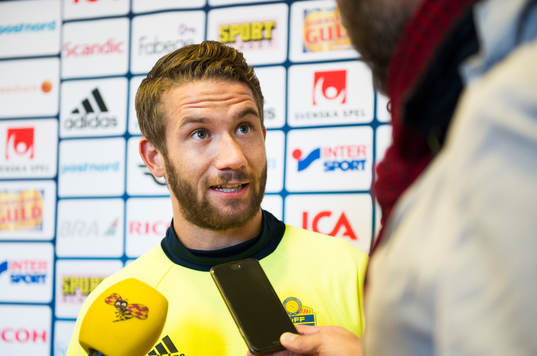 Marcus Rohdén pratar med media