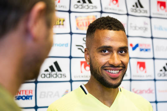 Isaac Kiese Thelin pratar med media i mixed zone
