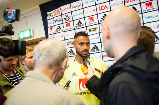 Isaac Kiese Thelin pratar med media i mixed zone