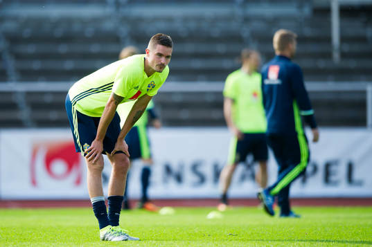 Mikael Lustig får ont i foten