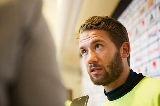 Marcus Rohdén pratar med media