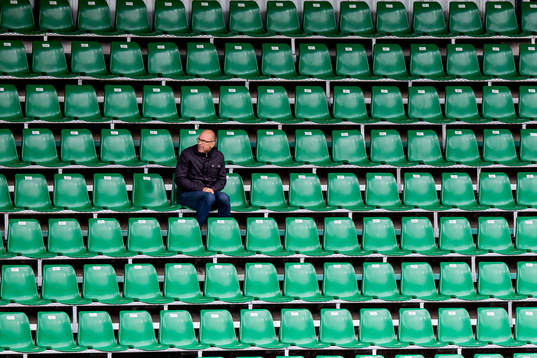 Tor-Arne Fredheim sitter på läktaren