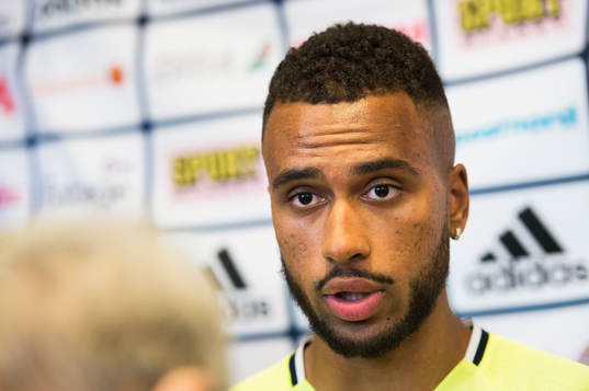 Isaac Kiese Thelin pratar med media i mixed zone