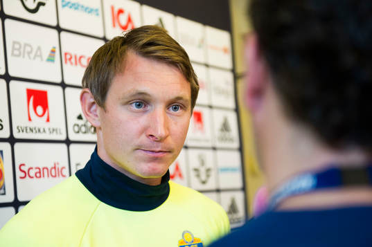 Kim Källström pratar med media i mixed zone