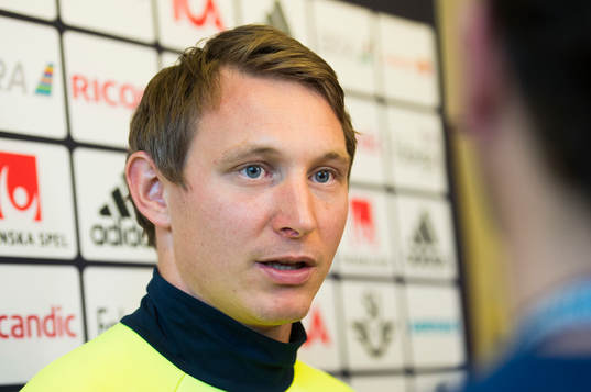 Kim Källström pratar med media i mixed zone