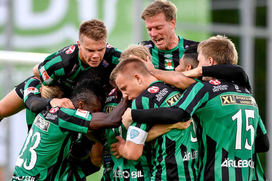 Varbergs Pär Asp jublar med lagkamraterna