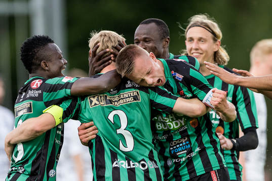 Varbergs Ivan Näsberg knyter näven och jublar