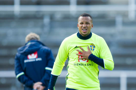 Martin Olsson ta sig för bröstet