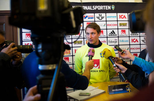 Kim Källström pratar med media i mixed zone