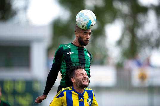 Högaborgs Kamal Barny nickar