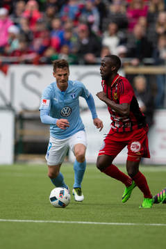 Malmö FFs Markus Rosenberg mot Östersunds Ronald Mukiibi