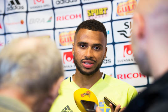 Isaac Kiese Thelin pratar med media i mixed zone