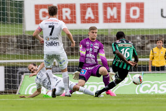 Varbergs Nsima Peter skjuter utanför