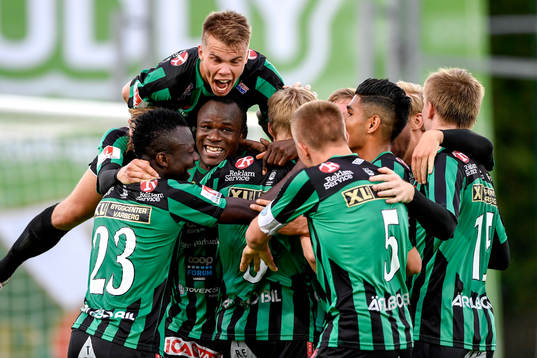 Varbergs Pär Asp jublar med lagkamraterna