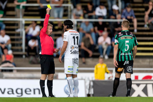 Sirius Alexander Nilsson blir varnad av domare Fredrik