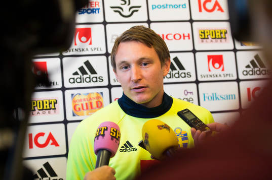 Kim Källström pratar med media i mixed zone