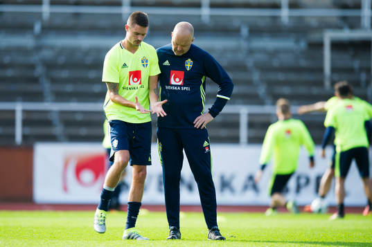 Mikael Lustig får ont i foten och pratar med naprapat