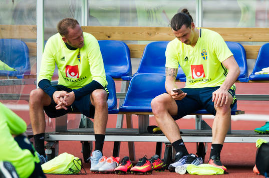 Andreas Granqvist tittar på Zlatan Ibrahimovic som sitter
