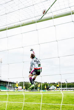 Ängelholms målvakt Carl Lindell räddar ett skott