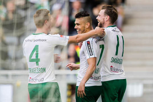 Hammarbys Erik Israelsson och Arnor Smarason gratulerar