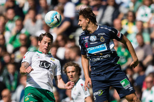 Hammarbys Johan Persson i en nickduell med Gefles Jacob