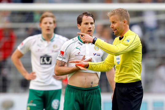 Hammarbys Johan Persson får rött kort av domaren Glenn