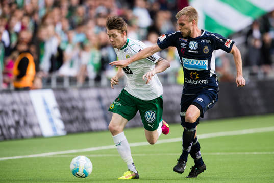 Hammarbys Birkir Már Saevarsson i kamp om bollen med