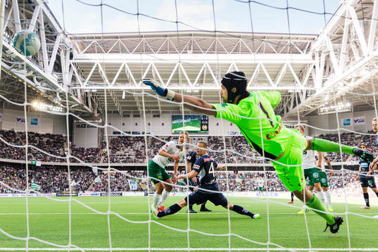Hammarbys Erik Israelsson gör 1-0 för Hammarby förbi