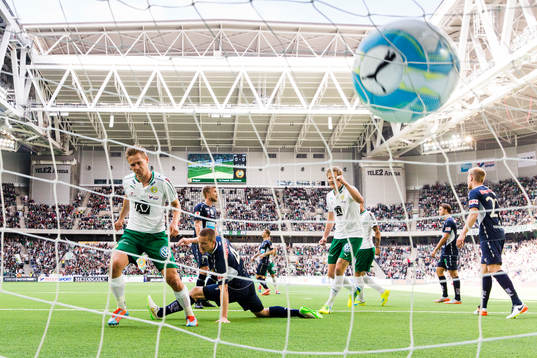 Hammarbys Erik Israelsson gör 1-0 för Hammarby och jublar