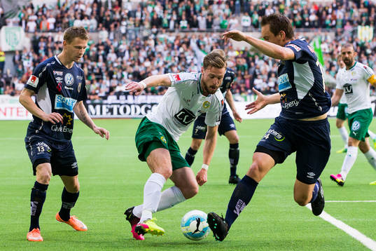 Hammarbys Arnor Smarason (m) bevakas av Gefles Johan