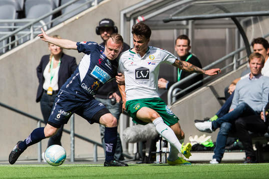 Gefles Jesper Florén i kamp om bollen med Hammarbys Melker