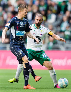 Gefles Johan Bertilsson i kamp om bollen med Hammarbys