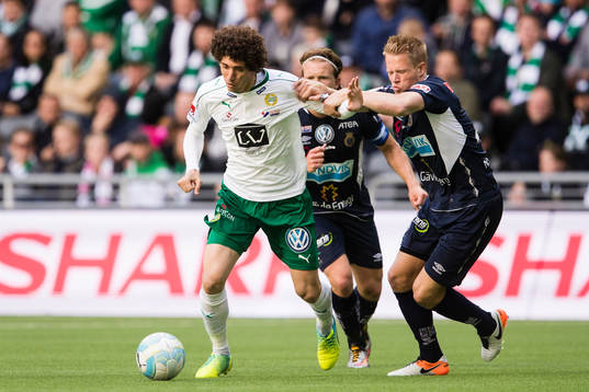 Hammarbys Romulo Cabral Pereira Pinto försöker ta sig