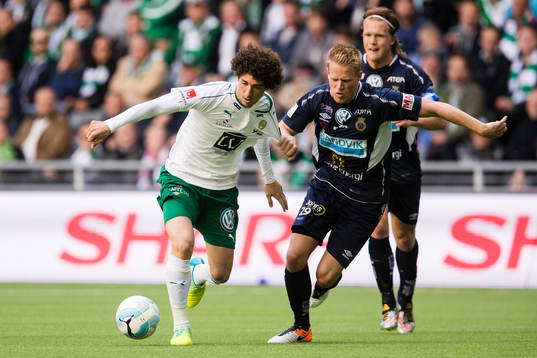 Hammarbys Romulo Cabral Pereira Pinto försöker ta sig