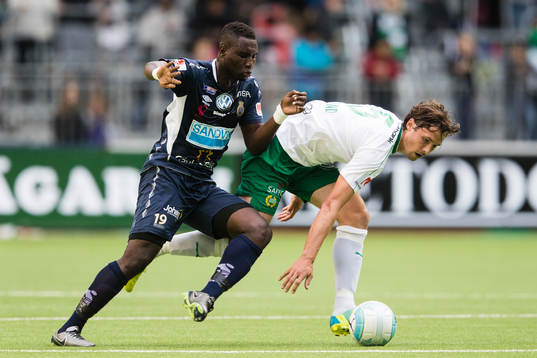 Gefles Abdul Basit Adams i kamp om bollen med Hammarbys