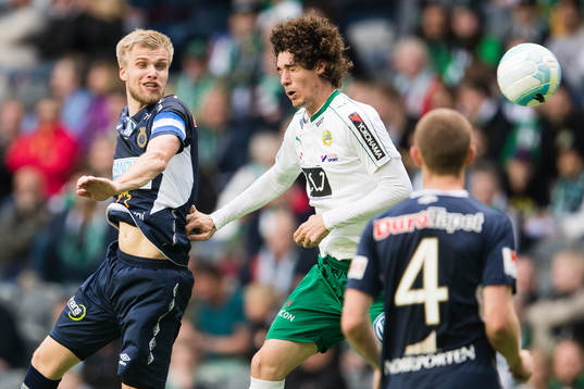Gefles Robin Nilsson i en nickduell med Hammarbys Romulo