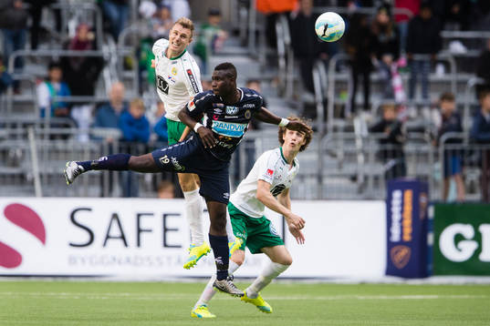 Hammarbys Richard Magyar i en nickduell med Gefles Abdul
