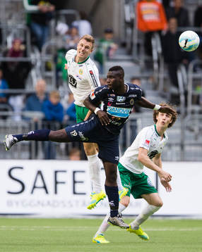 Hammarbys Richard Magyar i en nickduell med Gefles Abdul