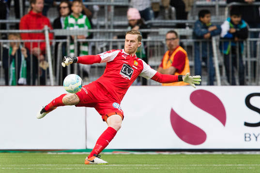 Hammarbys målvakt Ögmundur Kristinsson med en utspark