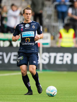 Gefles Jens Portin med bollen